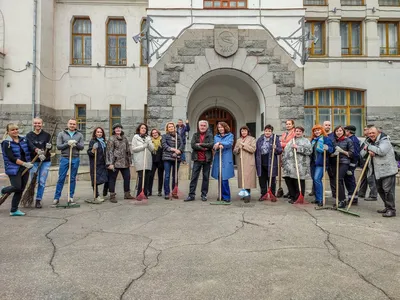 Пенза | Дружный коллектив Пензенской картинной галереи вышел на уборку  территории - БезФормата картинки