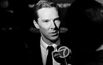 Обои фон, микрофон, Бенедикт Камбербэтч, Benedict Cumberbatch, интервью,  чёрно - белое фото картинки на рабочий стол, раздел мужчины - скачать картинки