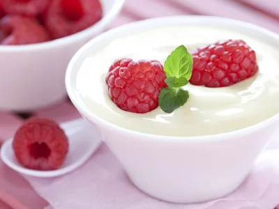 Картинка raspberries, cream, cups, milk, еда, крем, йогурт, fruits, yogurt,  dessert 1280x960 скачать обои на рабочий стол бесплатно, фото 120969 картинки