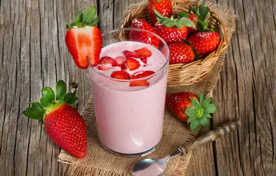 Обои стакан, завтрак, молоко, клубника, strawberry, йогурт, yogurt картинки  на рабочий стол, раздел еда - скачать картинки