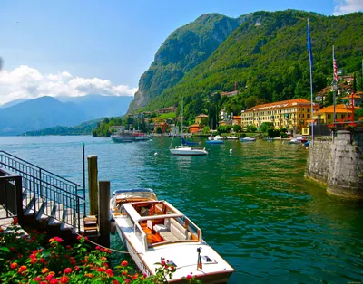 Обои Menaggio, Italy Города - Пейзажи, обои для рабочего стола, фотографии  menaggio, italy, города, пейзажи, горы, яхты, катера, lake, como, италия,  озеро Обои для рабочего стола, скачать обои картинки заставки на рабочий картинки