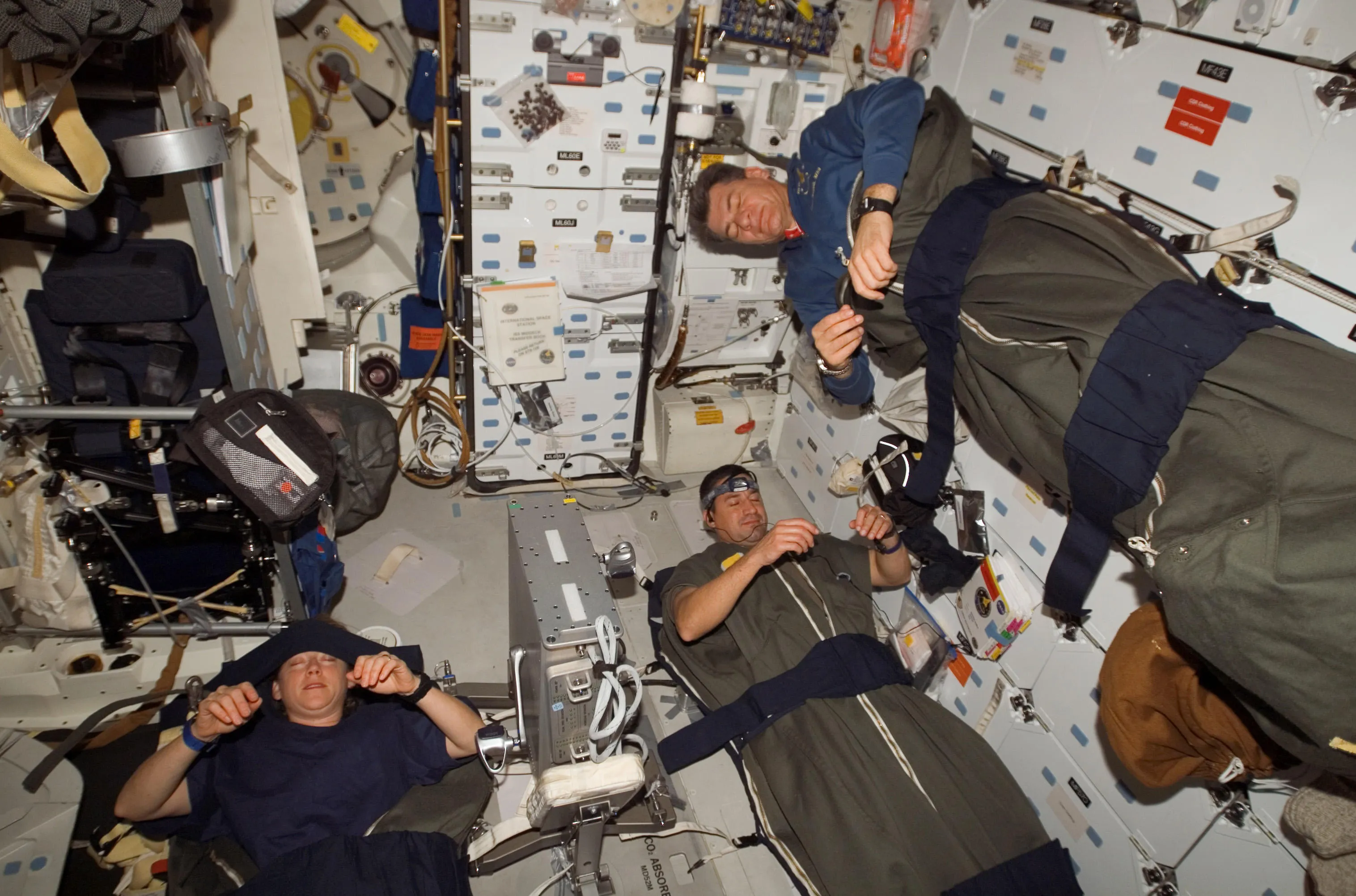 Реальны ли космонавты. Космонавты в невесомости на МКС. Сон Космонавтов МКС. Сон на МКС.