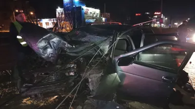 В Йошкар-Оле от столкновения с электрическим столбом погибли пассажир и  водитель «Лады Приоры» картинки