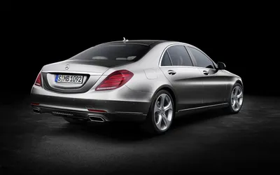 Фото обои Вид сзади на серый Mercedes-Benz S-class на черном фоне. S-class картинки