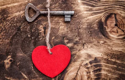 Обои любовь, романтика, сердце, ключ, red, love, heart, wood, key, romantic  картинки на рабочий стол, раздел настроения - скачать картинки