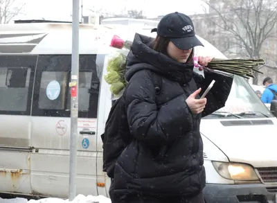 8 марта в Москве: дамы с букетами и покорными кавалерами картинки