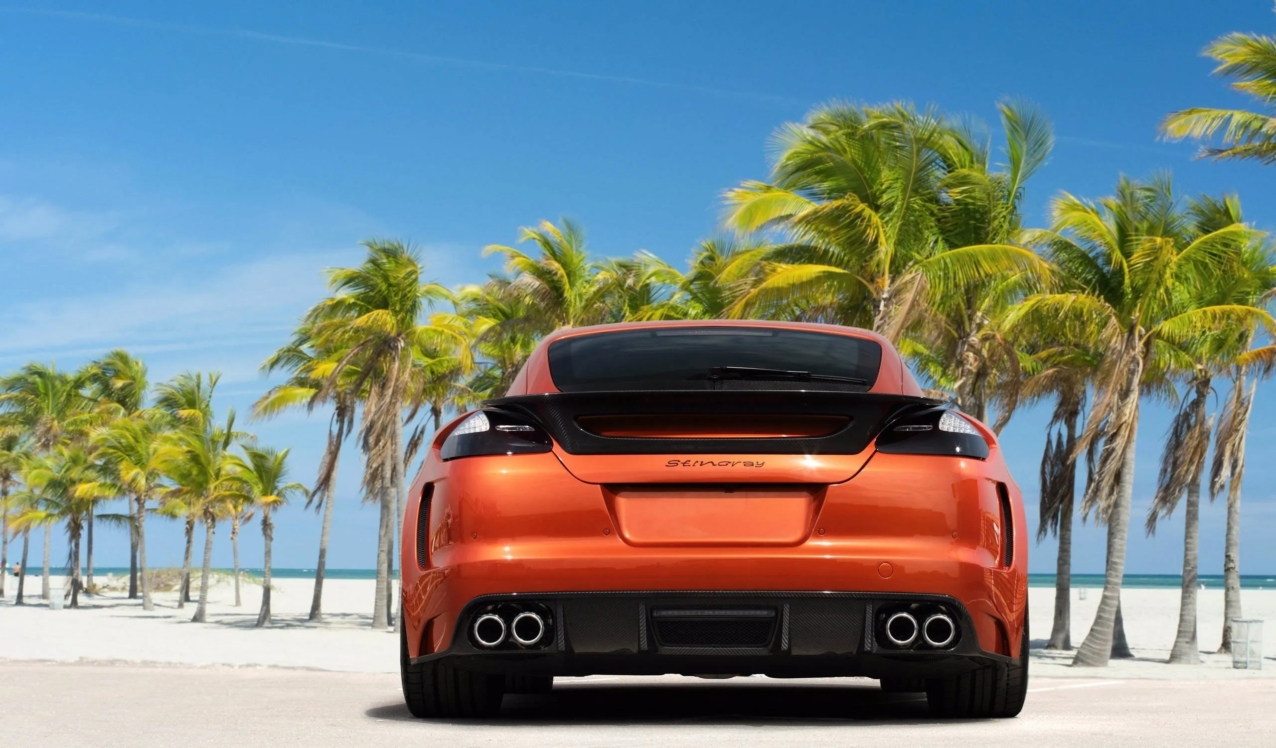 Машина к лету. Порше Панамера оранжевый. Машина и пальмы. Пляжная машина.