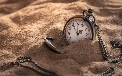 Фон рабочего стола где видно старинные часы на цепочке в песке, Creative  Wallpaper, Pocket watch on a chain in the sand картинки