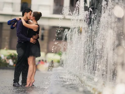 Скачать обои девушка и парень целуются у фонтана, влюбленная пара, girl and  guy kissing by the fountain, a couple in love разрешение 1280x960 #75606 картинки