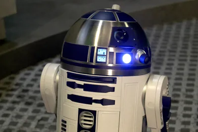 25 переосмысленных изображений R2-D2, блуждающих по миру в одиночестве картинки