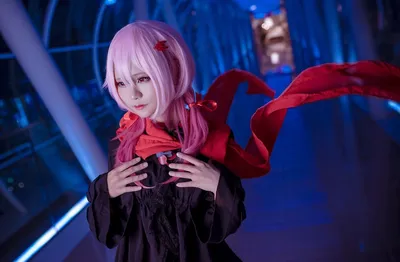 Фото Косплей Инори Юдзуриха / Inori Yuzuriha из аниме Корона Грешника /  Guilty Crown гуляет ночью в шарфе картинки