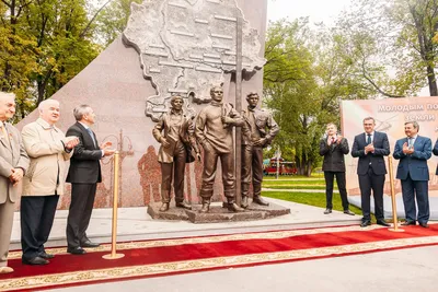 Тюмень | В Тюмени открыли монумент к 100-летию комсомола - БезФормата картинки