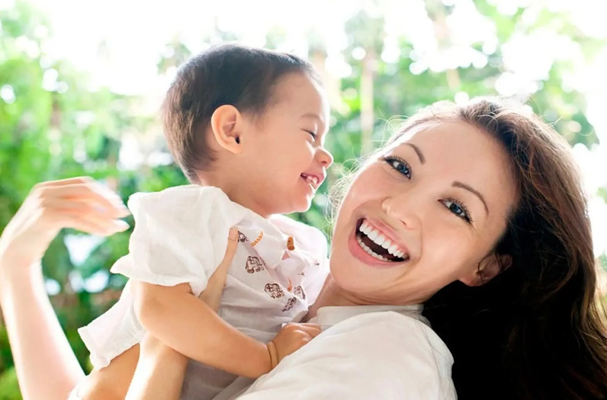 Китайская мама японская мама. Женщина с ребенком. Мать с ребенком. Счастливая мама с ребенком. Счастливая женщина с ребенком.