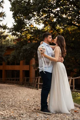 Невеста обрабатывает Boutonniere на его костюме. Подготовка к свадьбе  Стоковое Фото - изображение насчитывающей семья, его: 208306832 картинки