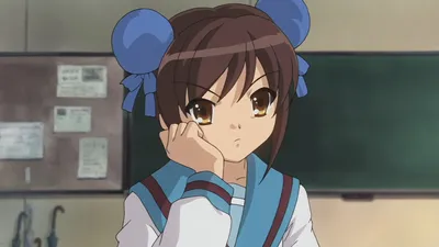 Обои на рабочий стол Харухи Судзумия / Suzumiya Haruhi с грустным видом на  фоне школы, из аниме Меланхолия Харухи Судзумии / The Melancholy of Haruhi  Suzumiya / Suzumiya Haruhi no Yuuutsu, обои картинки