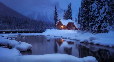 Обои на рабочий стол Зима на озере Emerald Lake Lodge, Yoho National Park,  Canada / Национальный парк Йохо, Канада, by Doug Shearer, обои для рабочего  стола, скачать обои, обои бесплатно картинки