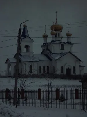 Церковь зимой со снегом и голубым небом в iveland норвегия | Премиум Фото картинки