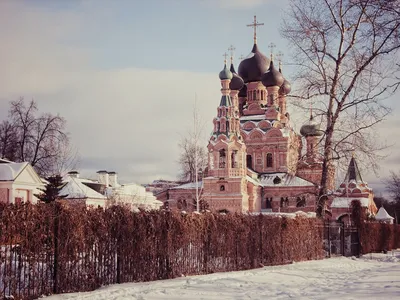 Церковь Зимой С Огнями И Снегом В Ночное Время Норильск Талнах — стоковые  фотографии и другие картинки Арктика - iStock картинки