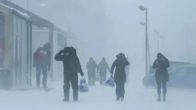 Фото Winter in Helsinki / зима в Хельсинки, люди идут по тротуару и дороге  города, by Pajunen o картинки