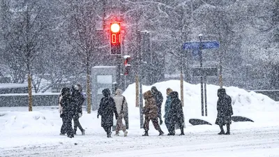 Скачать обои зима, снег, ночь, city, город, lights, улица, скамейки, раздел  город в разрешении 640x1136 картинки