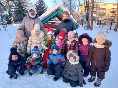 Счастливые семьи гуляют зимой в лесу Стоковое Изображение - изображение  насчитывающей шлем, кавказско: 157565657 картинки