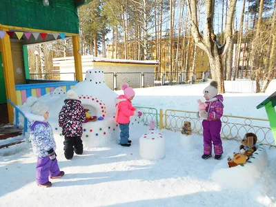 Снежный пейзаж на фоне заснеженной горы. | Премиум Фото картинки